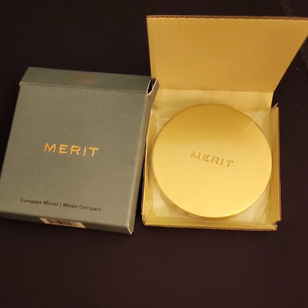 Merit Gold Compact Mirror - Picture 1 of 4
